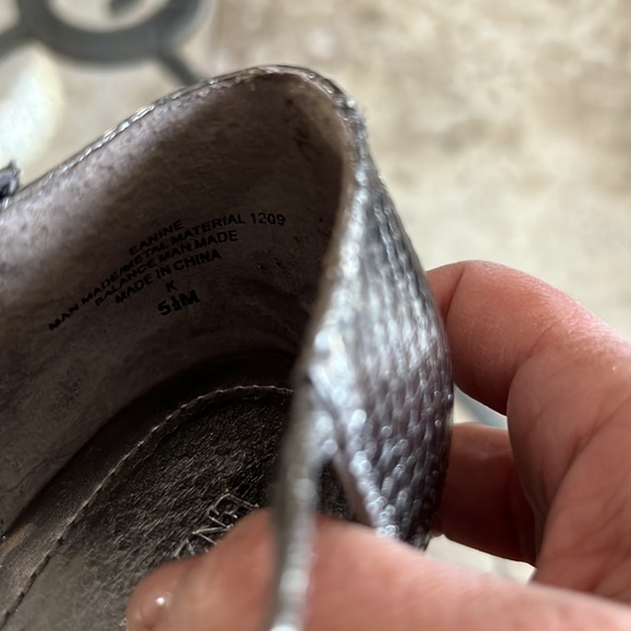 ENZO ANGIOLINI Women’s Metallic gray Snakeskin Sandals size 5.5 - Picture 15 of 17